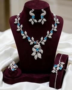 Collier en zirconium cubique de qualité supérieure avec boucles d'oreilles, bague ajustable et bracelet assortis, offrant un look luxueux pour les soirées. - Product Image 1