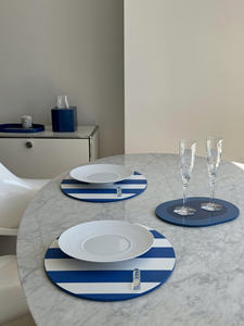 Set de table rond en MDF laqué de qualité supérieure avec un design à rayures contrastées, conçu pour une table à manger élégante et luxueuse. - Product Image 4