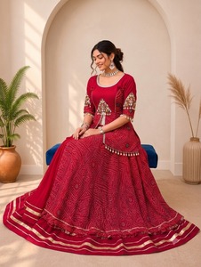 Ensemble Lehenga Indien et Pakistanais avec Blouse Brodée à Lacets au Dos, Jupe Imprimée Longue en Rayonne – Tenue Traditionnelle pour Mariage - Product Image 2