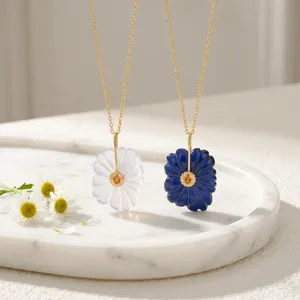 Collar de Cadena con Colgante de Moda Chapado en Oro de 18k, con Flores Talladas en Latón, Gema de Cuarzo Azul Londres, Opalita y Pequeños Circonitas Cúbicas, Venta al por Mayor - Product Image 1