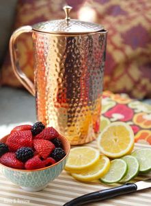 Ensemble de carafes en cuivre pour une configuration traditionnelle de bien-être à domicile, ensemble en métal avec verres, durable, réutilisable, vaisselle de cuisine. - Product Image 4