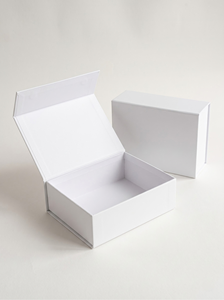 Boîte cadeau en papier rigide blanc avec logo personnalisé, fermeture magnétique, emballage en carton pour cosmétiques et soins de la peau - Product Image 1