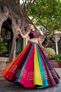 Conjunto de lehenga choli listo para usar, especial para Navratri, con diseño estampado de diseñador, detalles de gota patti y trabajo de espejo en rayón. - Product Image 4