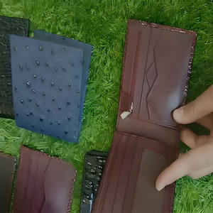 Portefeuille en cuir texturé de qualité supérieure pour hommes, élégant portefeuille masculin en bleu, marron et bordeaux, portefeuille en cuir à double pli avec poche zippée - Product Image 4