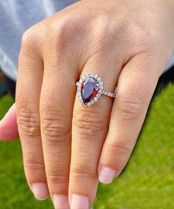 Bague classique en grenat rouge en forme de poire et moissanite ronde, en argent sterling 925 original, avec halo, pour femme, cadeau d'anniversaire pour partenaire - Product Image 1