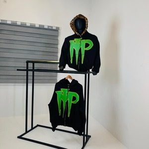 Sweat à capuche zippé en coton 100% avec manches longues, imprimé graphique noir, lettres brodées, logo personnalisé, style streetwear - Product Image 1