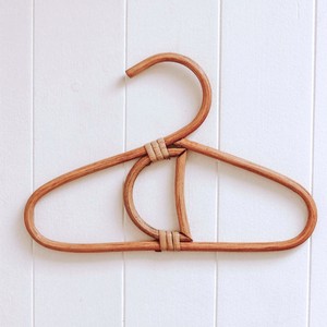 Cintres en rotin fabriqués à la main pour ceinture châle écharpe suspendu haut naturel vente cintre moderne - Product Image 5