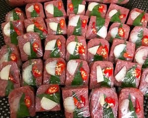 เนื้อหมูหมักเวียดนามแช่แข็ง (เน็มชัว) – ผู้จัดจำหน่ายขนมขบเคี้ยวแบบดั้งเดิมพร้อมรับประทานจากเวียดนาม - Product Image 6