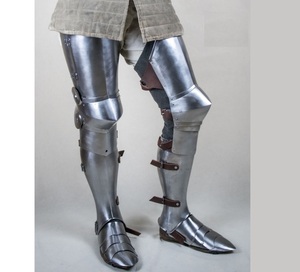 Costume de guerrier en métal sur mesure avec casque classique pour les intérieurs de luxe et historiques - Product Image 2