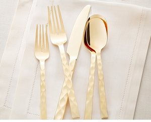Juego de cubiertos dorados de 5 piezas, elegante juego de cubiertos con mango martillado, apto para lavavajillas, para bodas, cenas formales y restaurantes. - Product Image 1
