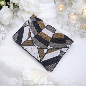 Bolso de Mano Tipo Clutch con Cuentas Geométricas, Bolso de Noche Hecho a Mano, Diseño de Lujo en Negro, Blanco y Dorado, Personalizado para Bodas y Fiestas - Product Image 4
