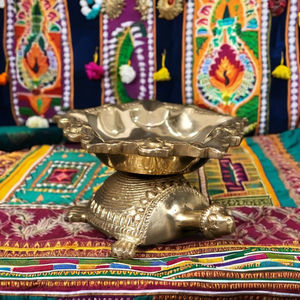 Diya ทองเหลืองทำด้วยมือ3นิ้วกับห้า wicks Vastu เต่าการออกแบบแบบดั้งเดิมอินเดียของตกแต่งบ้านที่ทำในอินเดีย - Product Image 1