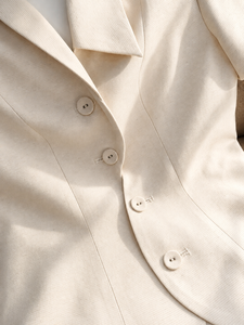 Blazer-péplum asymétrique boutonné crème pour femme, manches courtes, élégant, pour le bureau, ODM OEM ARDEN - Product Image 6