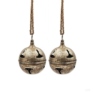 Campanas colgantes de plástico rojo con ramitas de pino y bayas, adornos navideños redondos - Product Image 2