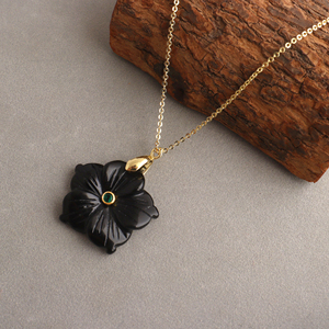 Collar de flor de ónix negro con esmeralda CZ, joyería artesanal de latón, colgante floral hecho a mano con baño de oro de 18k. - Product Image 4