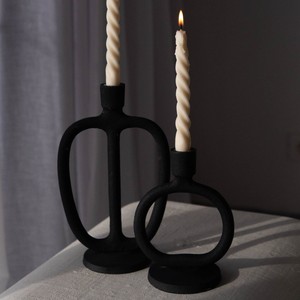 Par de Portavelas Modernos de Metal Negro Mate con Diseños Geométricos Únicos en Forma de Bucle y Forma Redonda para Decoración del Hogar - Product Image 1