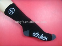 Chaussettes de sport en coton éponge rayées longues à la cheville, personnalisées de haute qualité, pour adultes et garçons, avec logo tricoté et semelle épaisse, idéales pour le basketball et le baseball au printemps.