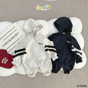 ชุดเสื้อผ้าเด็กผู้ชายสไตล์สปอร์ตสำหรับฤดูหนาว ขายดี สำหรับเด็กอายุ 1-7 ปี เสื้อฮู้ดกันลมและกางเกงขายาว ชุดเด็กวัยหัดเดิน - Product Image 1