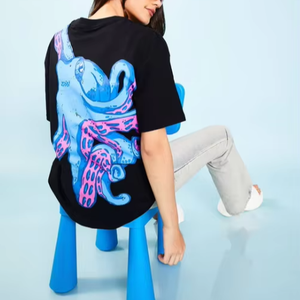 เสื้อยืดผู้หญิงผ้าคอตตอนถักเนื้อหนา 240 GSM ผลิตโดย OEM ทรงหลวมไหล่ตก ดีไซน์โอเวอร์ไซส์ พิมพ์ลายกราฟิกตามสั่ง สำหรับฤดูร้อน - Product Image 6