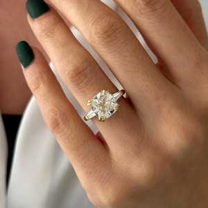 Bague à trois pierres en diamant de laboratoire taille coussin carré de 5 carats, en or jaune 14 carats, avec pierres taille coussin et baguette, certifiée IGI - Product Image 1