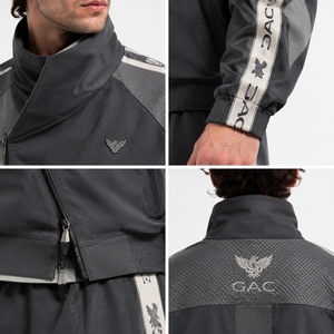 Conjunto Deportivo para Hombre en Gris Carbón, Chaqueta Asimétrica con Cierre, Pantalones Ajustados, Paneles Reflectantes, Cinta Lateral Tejida, Diseño Personalizado OEM, Ropa Urbana - Product Image 4