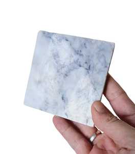 Ensemble de quatre sous-verres en marbre gris et blanc, faits à la main, sous-verres en pierre, décoration contemporaine pour la maison - Product Image 1