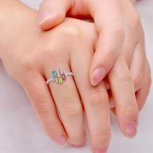 Anillo de Aniversario Clásico para Mujer RIZTA JEWELS en Oro Sólido de 14kt con Diamantes de Color Azul, Rosa, Verde, Moissanita y Corte Esmeralda - Product Image 6