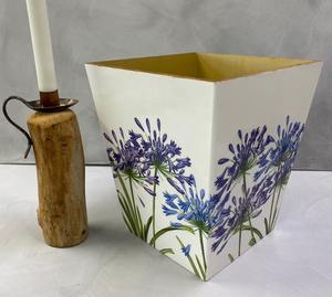 Poubelle en bois blanc design avec motif floral, idéale pour la décoration de chambre et de chambre d'amis, fabriquée à la main en Inde - Product Image 4