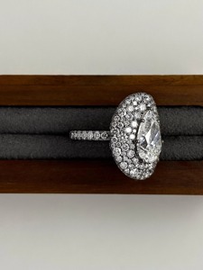 แหวนหมั้นเพชรทรงลูกแพร์ 3 กะรัต หรูหรา ประดับเพชรพาเว่แบบดับเบิ้ลฮาโล ทองคำขาว 14K แหวนแต่งงานสำหรับเจ้าสาว - Product Image 3