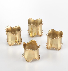 Un élégant porte-serviettes en spirale à thème serpent doré ajoute une touche audacieuse et exotique à votre table. Disponible aux prix de gros. - Product Image 3