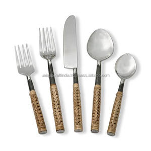 ชุดชีสบอร์ดหรู 3 ชิ้น |   ชุดมีดชีสสเตนเลสสตีลพรีเมียม ตกแต่งด้วยเรซิ่น ดีไซน์หรูหรา เหมาะสำหรับเป็นของขวัญ - Product Image 4