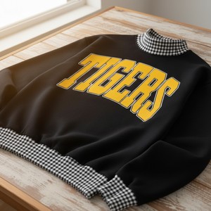 Sudadera Personalizada para Mujer con Cuello Alto, Ribete a Cuadros, Diseño Deportivo Vintage con Gráficos de Tigres, para Otoño e Invierno - Product Image 4