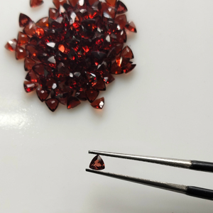 โกเมนสีแดงธรรมชาติ 3 มม. ทรงทริลเลียนคัท คุณภาพดีที่สุด ขนาดตามสั่งได้ สำหรับทำเครื่องประดับ - Product Image 1