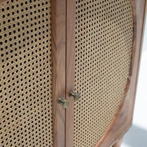 Buffet et armoire de rangement Vandana Falcon Prime en rotin et bois d'acacia pour un rangement moderne à la maison - Product Image 2