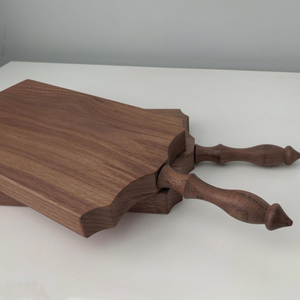 Planche à découper vintage en bois de noyer, avec une structure artisanale et une poignée élégante à embout en forme de tige, idéale pour couper les légumes. - Product Image 5