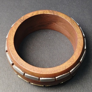 Brazalete de Madera con Incrustaciones Metálicas de Dos Tonos Premium, Brazalete Artesanal de Madera con Incrustaciones de Latón Dorado y Acero Plateado para Mercados Globales - Product Image 4