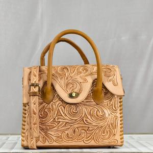 Bolso Tote de Cuero Genuino Vintage con Grabado Floral y Cierre de Broche para Uso Diario - Product Image 1
