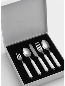 Ensemble de couverts de qualité supérieure avec manches blancs et têtes argentées, parfait pour les réunions de famille et les réceptions. - Product Image 6