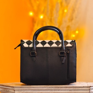 Sac fourre-tout mini Speedy en cuir véritable 100% avec motifs floraux sculptés à la main, motif damier et fourrure de vache - Product Image 5