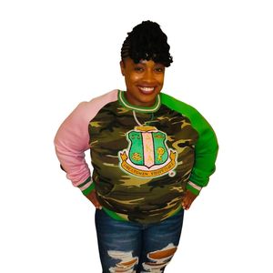 เสื้อสเวตเชิ้ตแขนยาวคอวีแบบแร็กแลนลายพราง AKA Camo Chenille ปักตัวอักษรกรีก สำหรับทุกเพศ สวมใส่สบาย พรีเมียม ทรงลำลอง - Product Image 5