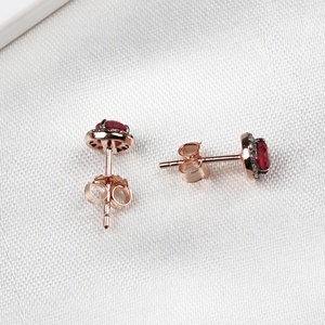 Vente en gros de boucles d'oreilles clous en argent sterling 925 plaqué or rose avec halo de diamants et rubis naturels ronds, Memoria Jewels - Product Image 3
