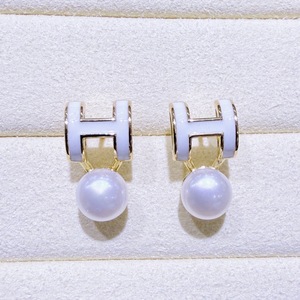 Pendientes Colgantes de Lujo Zhuji en Oro de 14K con Perla de Agua Dulce y Esmalte con Letra H en Forma de Gota, Estilo Femenino, Venta al por Mayor - Product Image 3