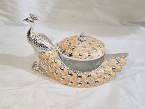 Caja de Mukhavas Plateada con Diseño de Pavo Real, Hecha a Mano, con Cuchara, Elegante Recuerdo de Boda, Contenedor para Frutos Secos - Product Image 1
