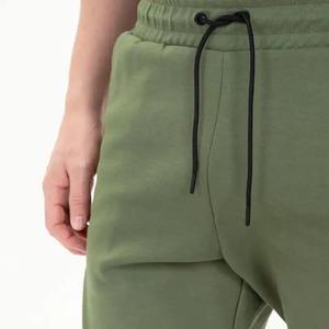 Shorts modernos de felpa francesa con suaves bucles en el interior, costuras resistentes y un ajuste moderno para un estilo urbano. - Product Image 6