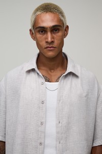 Ensemble chemise et short gris clair pour homme, couleur unie, décontracté, pour l'été, tissu respirant, col rabattu - Product Image 3