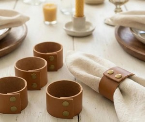 Anneaux de serviette en cuir vegan, décoration de table minimaliste - Product Image 1