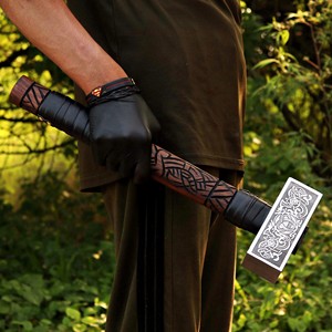 Marteau Viking Mjolnir DIY fait main OEM, Marteau de guerre nordique décoratif avec manche en bois gravé et texture antidérapante, 18 pouces, objet de collection - Product Image 5