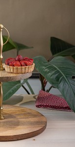 Elegante Soporte de Madera de 2 Niveles Hecho a Mano y Ecológico para Pasteles con Detalles Metálicos Dorados para Fiestas, Buffets y Decoración Moderna del Hogar - Product Image 3