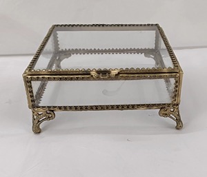 กล่องเก็บเครื่องประดับแก้วขายดีที่สุด พร้อมเคลือบโลหะสีทอง กล่องเครื่องประดับหรูหรา ฝาแก้ว กรอบโลหะ - Product Image 1