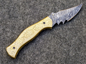 Cuchillo Plegable de Acero de Damasco Hecho a Mano con Mango de Latón Grabado y Funda de Cuero - Cuchillo de Bolsillo EDC Personalizado con Bloqueo Liner Lock - Product Image 3